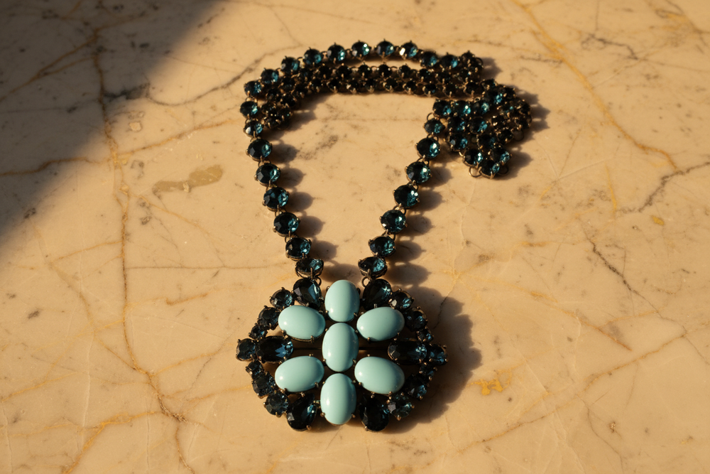 Giora Necklace – Close-up su marmo